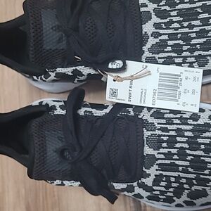 Adidas Swift Run women's sneaker size 8